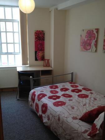 4 bedroom Flat to let in Peveril Street, Radford, Nottingham, NG7