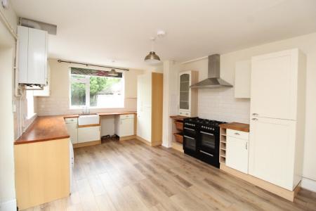 2 bedroom Flat to let in Henry Road, West Bridgford, NG2