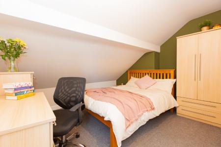 4 bedroom Detached house to let in (4BED) Charnwood Grove, West Bridgford, NG2