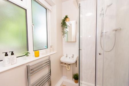 4 bedroom Detached house to let in (4BED) Charnwood Grove, West Bridgford, NG2