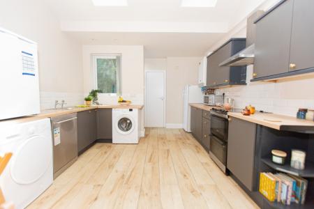 4 bedroom Detached house to let in (4BED) Charnwood Grove, West Bridgford, NG2