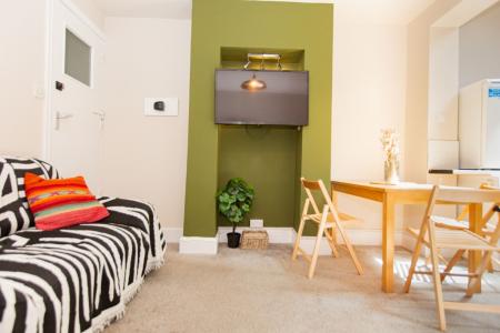 4 bedroom Detached house to let in (4BED) Charnwood Grove, West Bridgford, NG2
