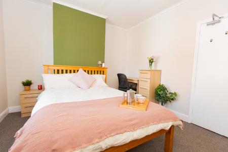 4 bedroom Detached house to let in (4BED) Charnwood Grove, West Bridgford, NG2