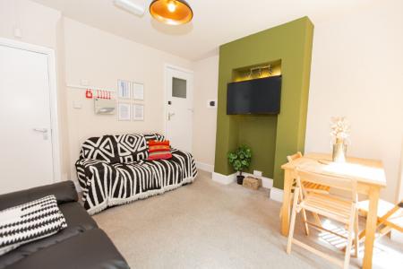 4 bedroom Detached house to let in (4BED) Charnwood Grove, West Bridgford, NG2
