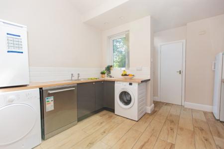 4 bedroom Detached house to let in (4BED) Charnwood Grove, West Bridgford, NG2