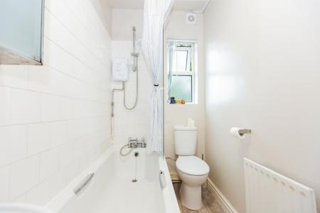 4 bedroom Detached house to let in (4BED) Charnwood Grove, West Bridgford, NG2