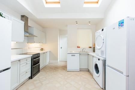 4 bedroom Detached house to let in (4BED) Charnwood Grove, West Bridgford, NG2
