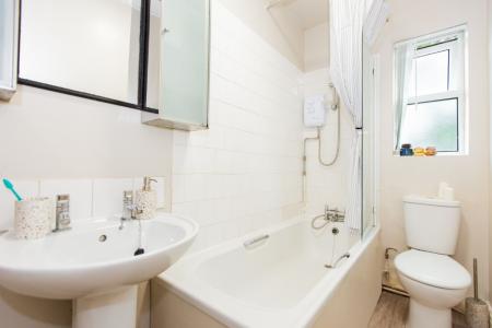 4 bedroom Detached house to let in (4BED) Charnwood Grove, West Bridgford, NG2
