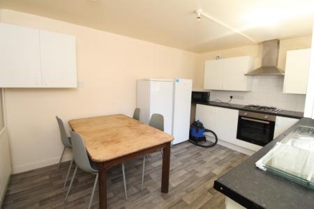 3 bedroom Detached house to let in (3 BED) Kimbolton Avenue, Lenton, Nottingham, NG7