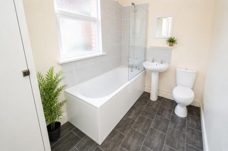 3 bedroom Semi-detached house to let in (3 BED) Derby Grove, Lenton, Nottingham, NG7