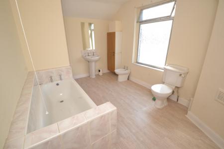5 bedroom Semi-detached house to let in (Residential) Trent Boulevard, West Bridgford, NG2