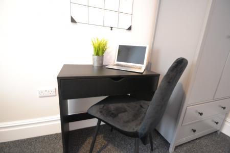 2 bedroom Flat to let in Musters Road, West Bridgford, NG2