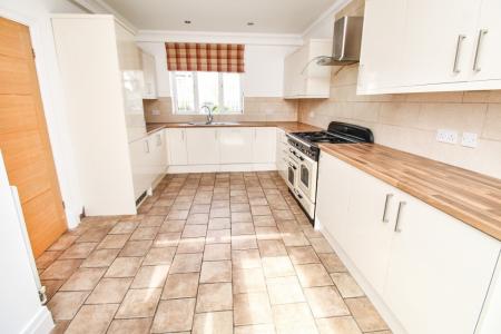4 bedroom Detached house to let in Middleton Crescent, Beeston, NG9