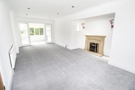 4 bedroom Detached house to let in Middleton Crescent, Beeston, NG9