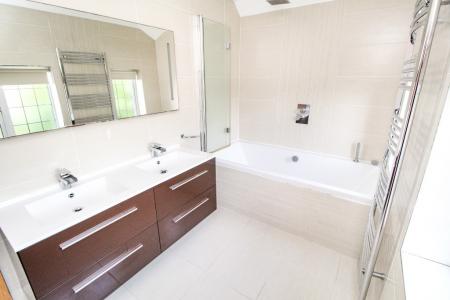 4 bedroom Detached house to let in Middleton Crescent, Beeston, NG9