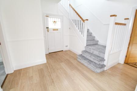 4 bedroom Detached house to let in Middleton Crescent, Beeston, NG9