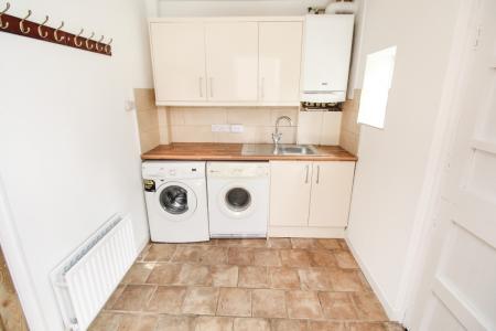4 bedroom Detached house to let in Middleton Crescent, Beeston, NG9