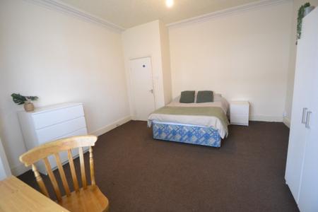 2 bedroom Flat to let in Henry Road, West Bridgford, NG2