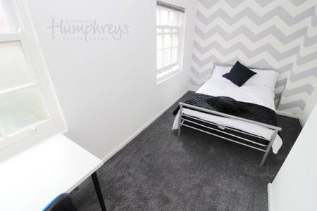 1 bedroom Property to let in Glossop Road, S10 2GZ