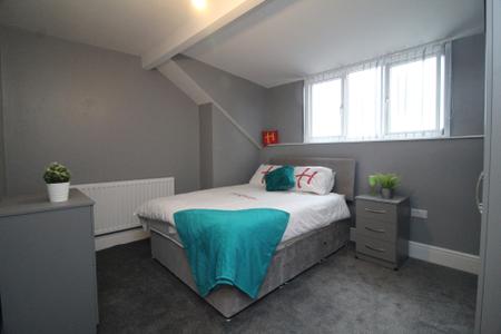 6 bedroom Terraced House for sale in Thompson Road, S11