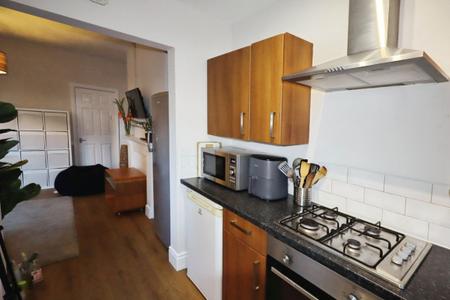 1 bedroom Property to let in Hunter`s Bar, S11