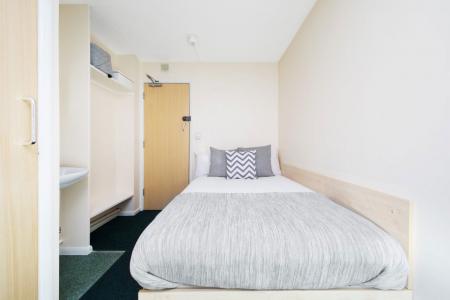 6 bedroom Property to let in 6 Bed Appartment - Leadmil Point - No fees