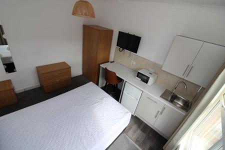 1 bedroom Studio flat to let in S2 - Clarke Square- studio in a 5 bed house