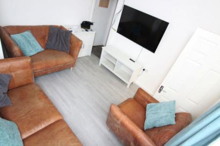 1 bedroom Studio flat to let in S2 - Clarke Square- studio in a 5 bed house