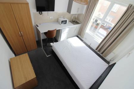 1 bedroom Studio flat to let in S2 - Clarke Square- studio in a 5 bed house