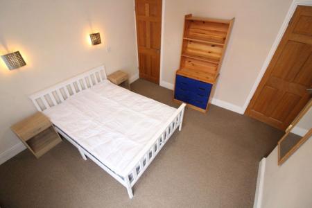 2 bedroom Property to let in S2 - Grovesnor Square - Available April