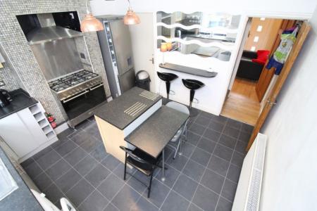 2 bedroom Property to let in S2 - Grovesnor Square - Available April