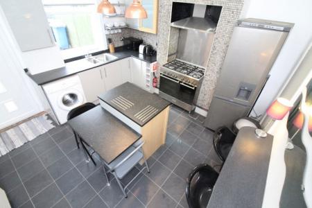 2 bedroom Property to let in S2 - Grovesnor Square - Available April