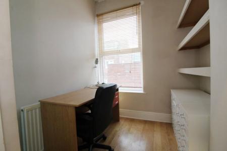 2 bedroom Property to let in S2 - Grovesnor Square - Available April