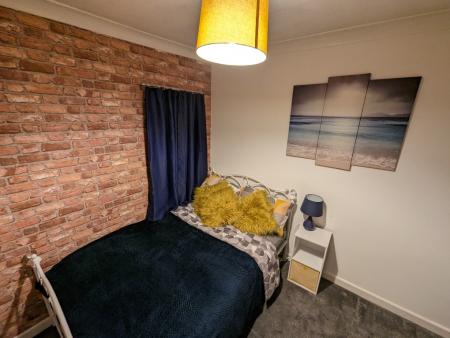 4 bedroom Terraced House to let in Church Street, Silverdale, ST5