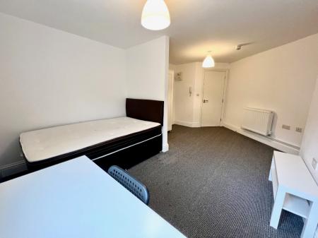 1 bedroom Studio flat to let in King Street, Newcastle-Under-Lyme, ST5