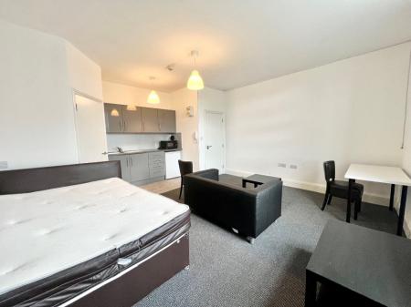 1 bedroom Studio flat to let in King Street, Newcastle-Under-Lyme, ST5
