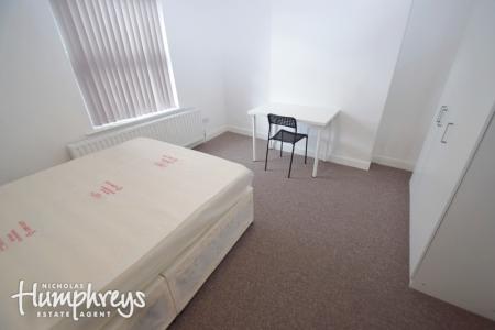 6 bedroom Terraced House to let in Wharf Street, Newcastle-Under-Lyme, ST5