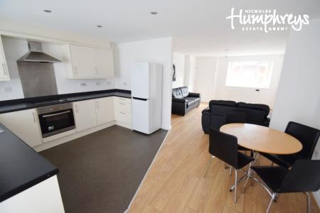 3 bedroom House share to let in Lyme Valley Mews, Newcastle-Under-Lyme, ST5