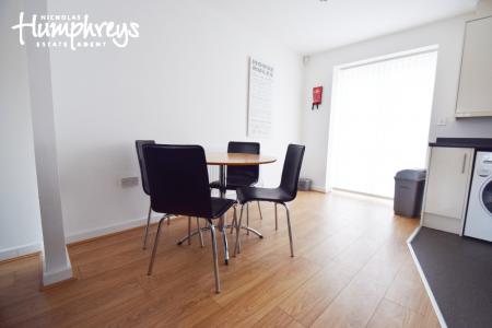 3 bedroom House share to let in Lyme Valley Mews, Newcastle-Under-Lyme, ST5