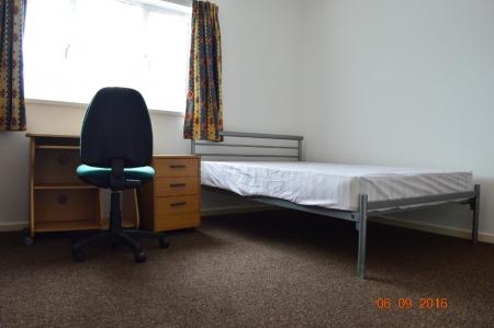 4 bedroom Terraced House to let in High Street, Knutton, ST5