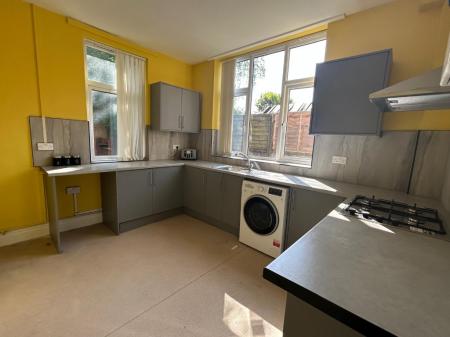 4 bedroom Flat to let in Scott Lidgett Road, Stoke-On-Trent, ST6