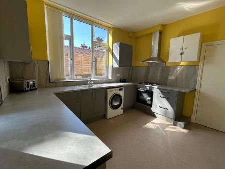 4 bedroom Flat to let in Scott Lidgett Road, Stoke-On-Trent, ST6