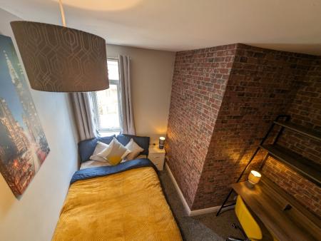 4 bedroom Terraced House to let in Enderley Street, Newcastle-Under-Lyme, ST5