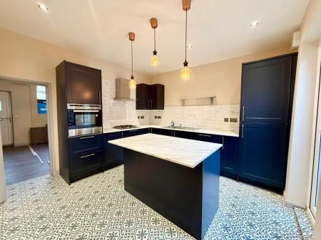 4 bedroom Terraced House to let in Church Street, Silverdale, ST5