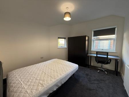 3 bedroom Flat to let in George Street, Newcastle-Under-Lyme, ST5