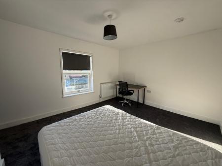 3 bedroom Flat to let in George Street, Newcastle-Under-Lyme, ST5