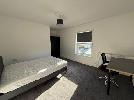 3 bedroom Flat to let in George Street, Newcastle-Under-Lyme, ST5
