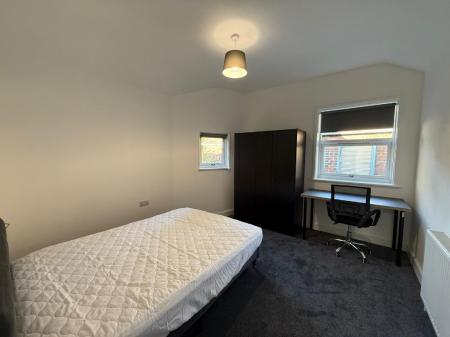3 bedroom Flat to let in George Street, Newcastle-Under-Lyme, ST5