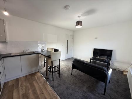 3 bedroom Flat to let in George Street, Newcastle-Under-Lyme, ST5