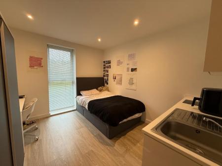 1 bedroom Flat to let in London Road, Newcastle-Under-Lyme, ST5